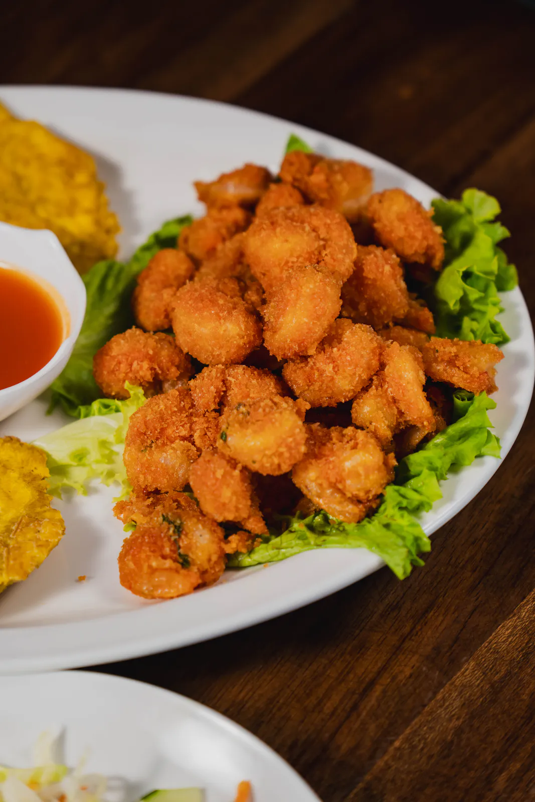 Camarones apanados servidos con patacón y arroz