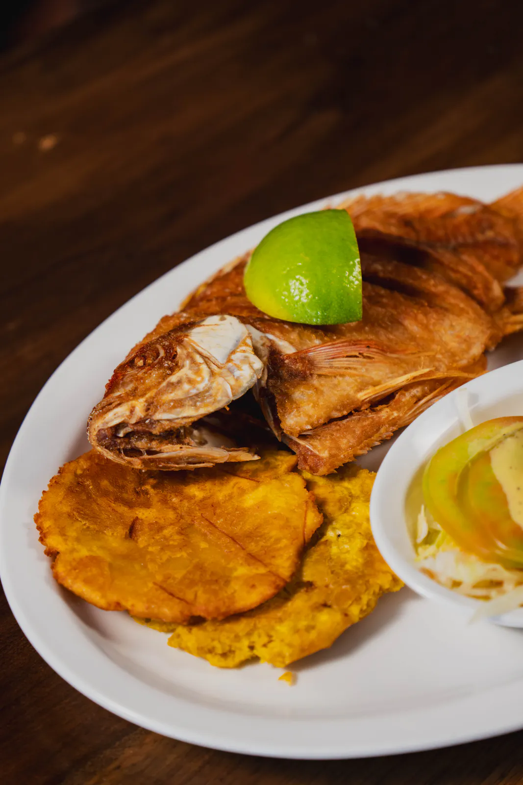 Almuerzo ejecutivo con mojarra, arroz, patacón y caldo