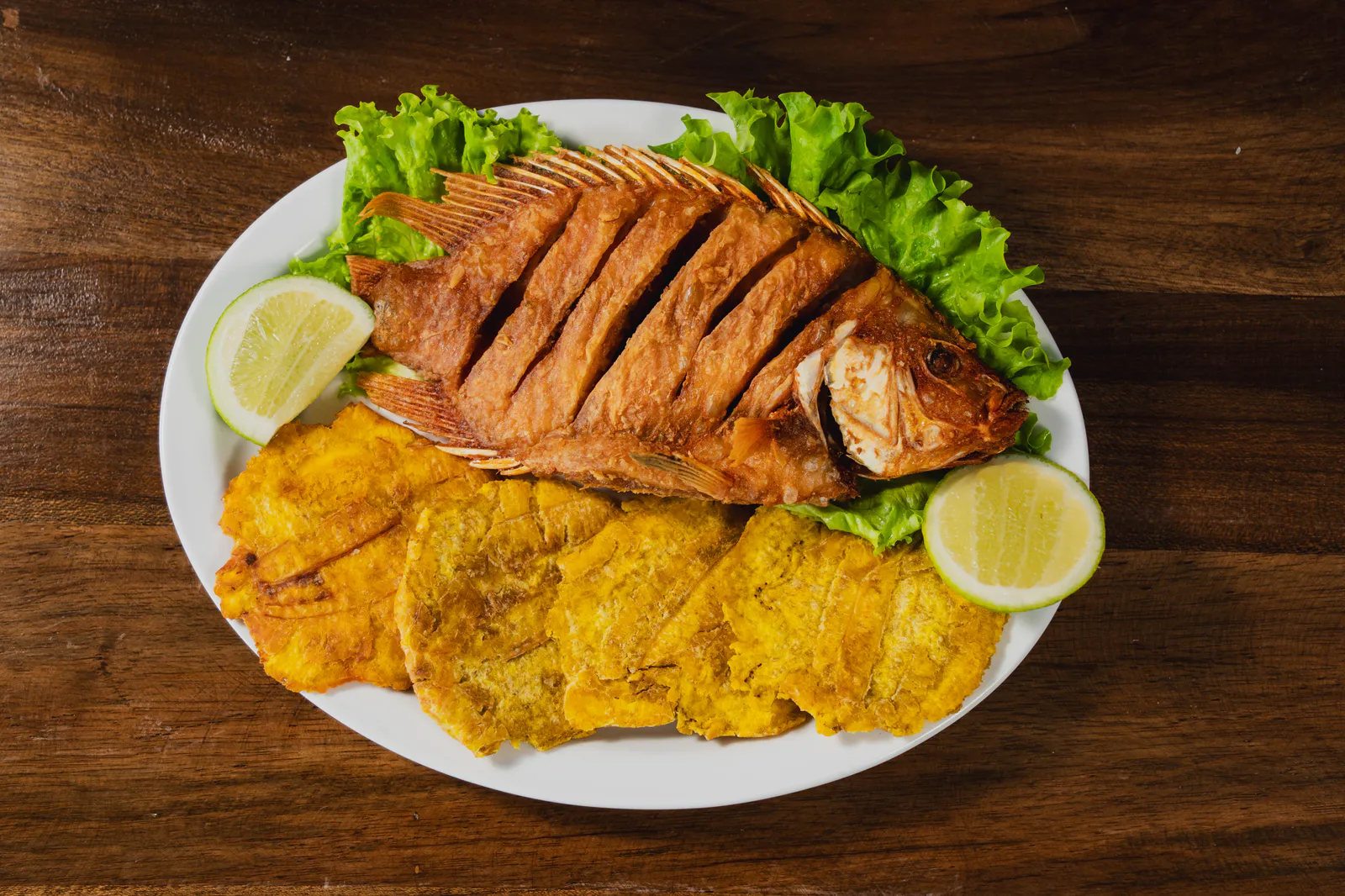 Pescado frito crujiente de la casa