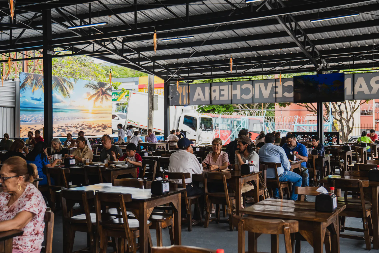 Ambiente cálido e iluminado del restaurante